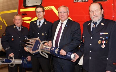 V.l.n.r. Alexander Kolb (Kommandant bei der FFW Börwang), Michael Schötz (stellv. Kommandant bei der FFW Börwang), Anton Klotz (Landrat und Stiftungsratsvorsitzender der gemeinnützige Familie Rauch-Stiftung) und Gert Baumgartner (Vorstand der FFW Börwang)